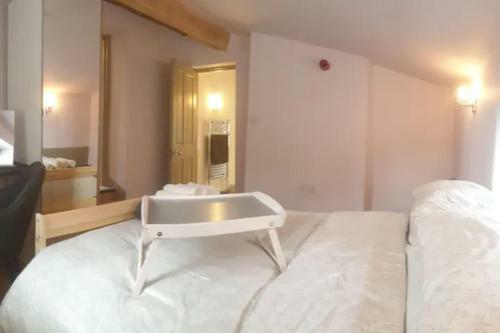 Canal Side Cottage Sleeps Up To 12 Guests