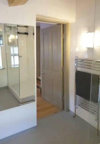 Canal Side Cottage Sleeps Up To 12 Guests
