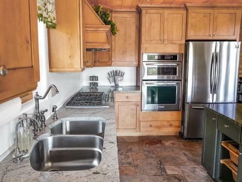 Spacious Luxury Log Home - 25 Min To Skiing, Boating And Trails!