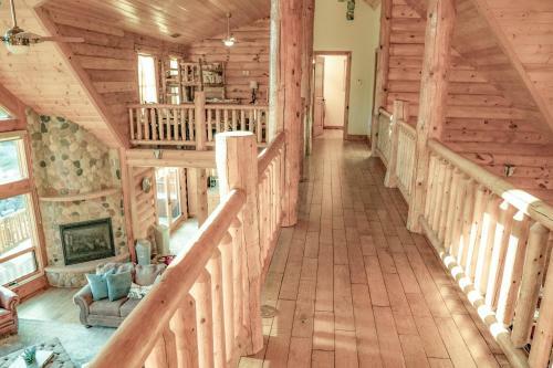 Spacious Luxury Log Home - 25 Min To Skiing, Boating And Trails!