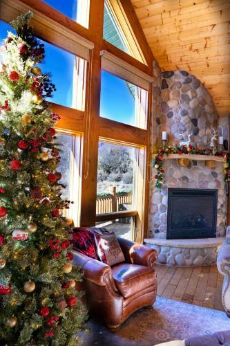 Spacious Luxury Log Home - 25 Min To Skiing, Boating And Trails!