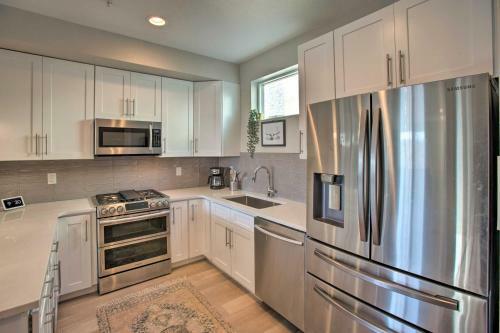 Modern Townhome With Rooftop Hot Tub And Mtn View
