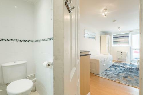 Apartamento Lovely Flat - Excellent Location & Free Parking!