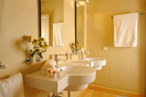 Andros: Luxurious Villa With Private Swimming Pool