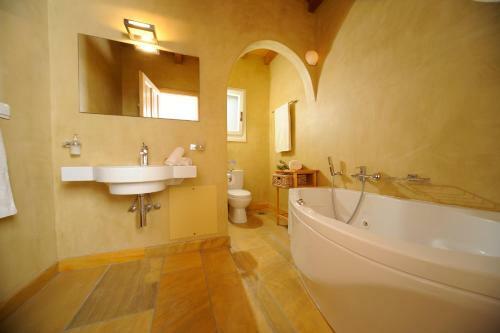 Andros: Luxurious Villa With Private Swimming Pool