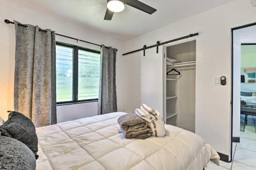 Sun-soaked Bradenton Home With Screened Porch!