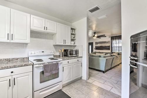 Sun-soaked Bradenton Home With Screened Porch!