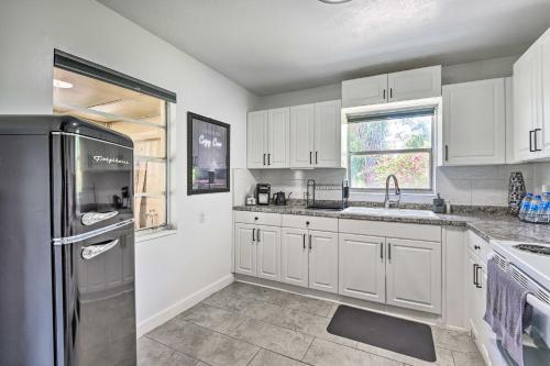 Sun-soaked Bradenton Home With Screened Porch!
