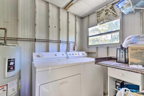 Sun-soaked Bradenton Home With Screened Porch!