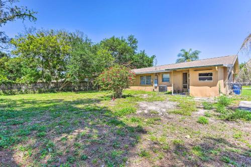 Sun-soaked Bradenton Home With Screened Porch!