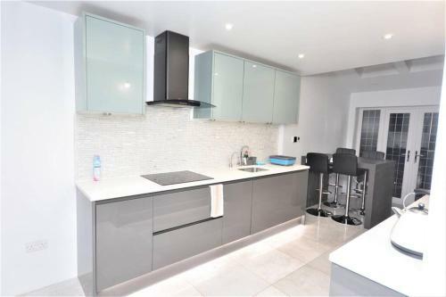 Luxury 5 Bedroom House With Free Parking On Site