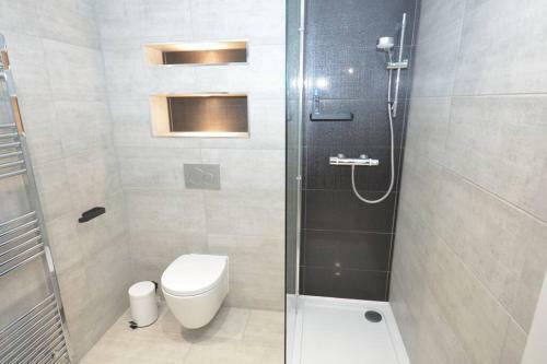 Luxury 5 Bedroom House With Free Parking On Site