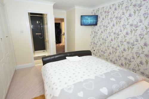 Luxury 5 Bedroom House With Free Parking On Site