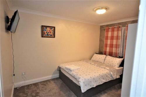 Luxury 5 Bedroom House With Free Parking On Site