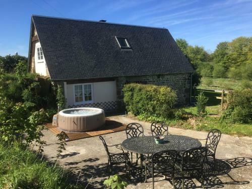 Jasmin Cottage With Hot Tub