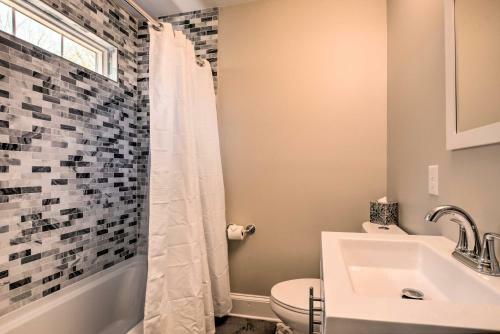 Ideally Located Penne Place With Deck And Grill