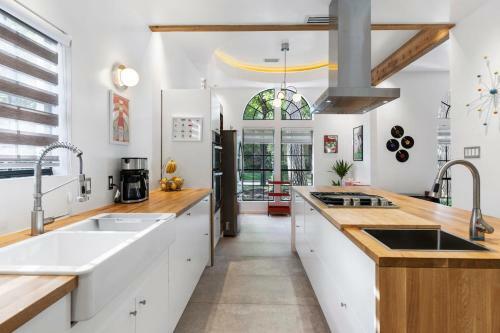 Unique Mid Century Modern In The Woodlands