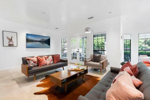 Unique Mid Century Modern In The Woodlands