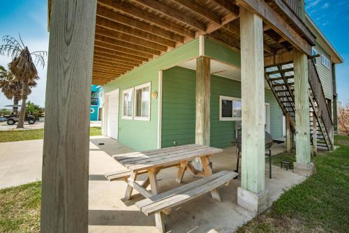 Jones N By The Beach - Golf Cart Included!