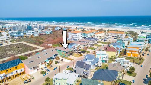 Jones N By The Beach - Golf Cart Included!