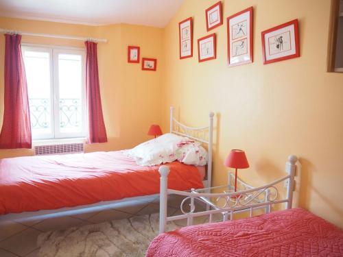 Charming Holiday Home With Private Terrace In Pernes-les-fontaines