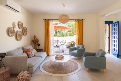 Villa De Charme Avec Piscine Chauff�e & Cigales