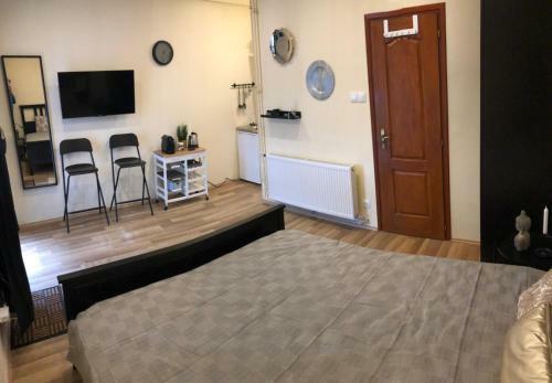 Black & White Apartments ? Black