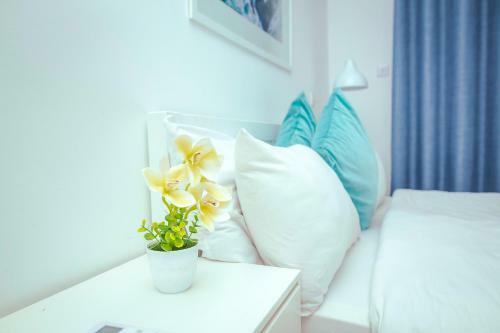 Embassy Gardens By Woodbury Luxury Apartments
