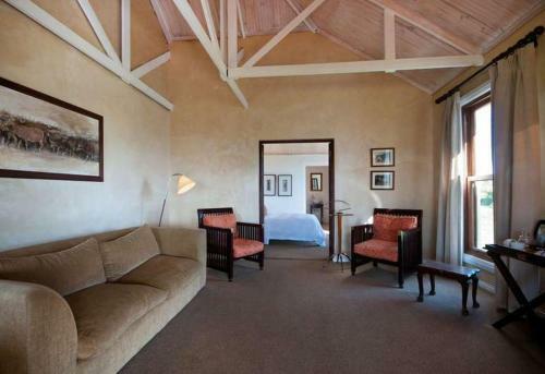 Leeuwenbosch Shearers Lodge - Amakhala Game Reserve