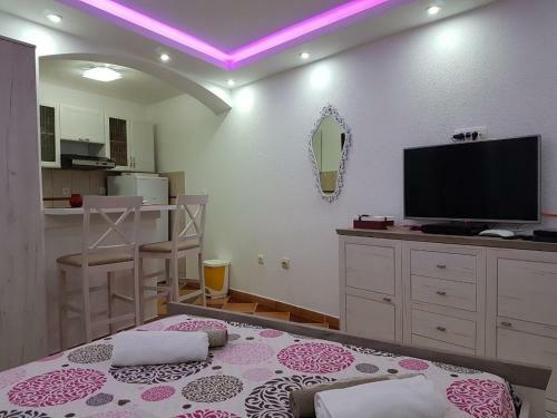 Sunshine Apartment With Private Pool And Parking