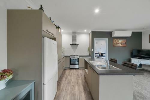 Orange Blossom Cottage - Greytown Holiday Home