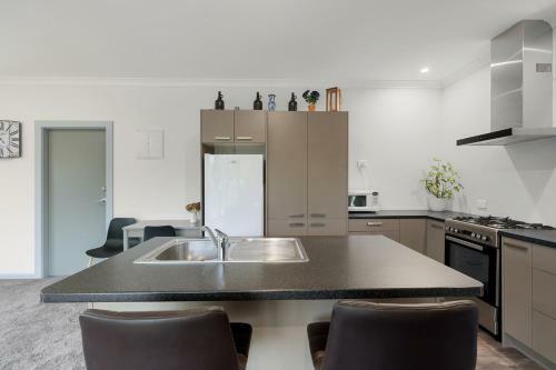 Orange Blossom Cottage - Greytown Holiday Home