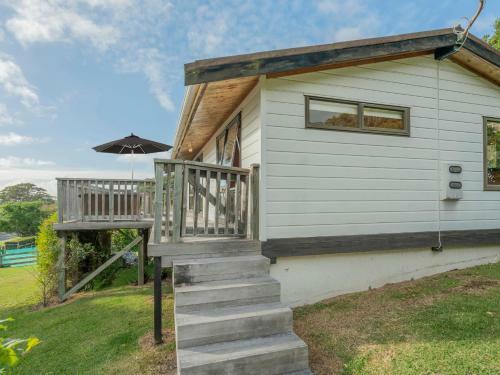 Beach Lovers Bach - Hahei Holiday Home