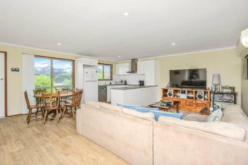 Ideal 3br Holiday House With Wifi And Beach View
