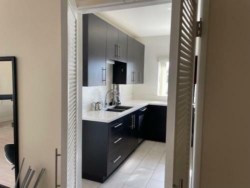 Stylish Living With Comfort Next To Beverly Hills