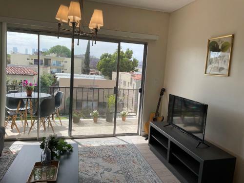Stylish Living With Comfort Next To Beverly Hills