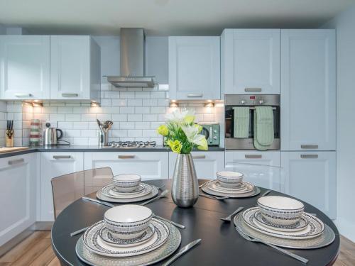 Pass The Keys Beautifully Presented 2 Bed Apartment With Parking