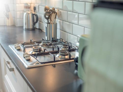 Pass The Keys Beautifully Presented 2 Bed Apartment With Parking