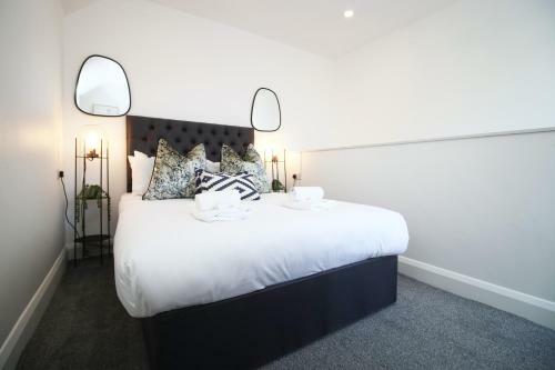 New 2022 Spacious 2 Bed Apartment - Private Courtyard - Underfloor Heating
