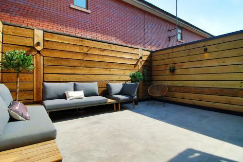 New 2022 Spacious 2 Bed Apartment - Private Courtyard - Underfloor Heating
