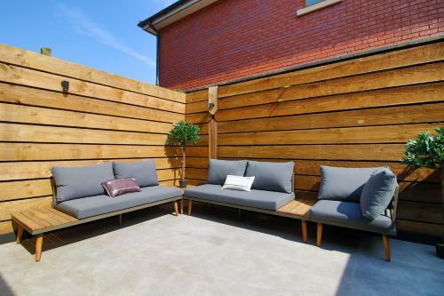 New 2022 Spacious 2 Bed Apartment - Private Courtyard - Underfloor Heating