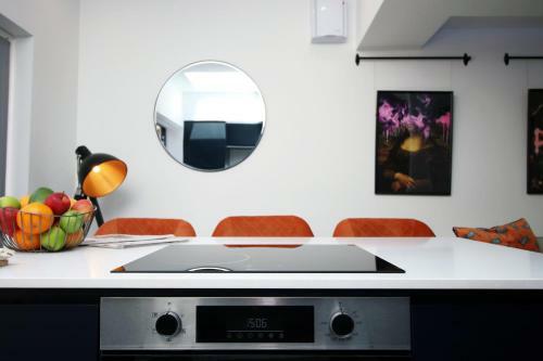 New 2022 Spacious 2 Bed Apartment - Private Courtyard - Underfloor Heating