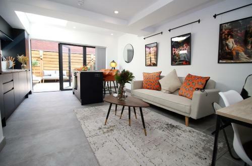 New 2022 Spacious 2 Bed Apartment - Private Courtyard - Underfloor Heating