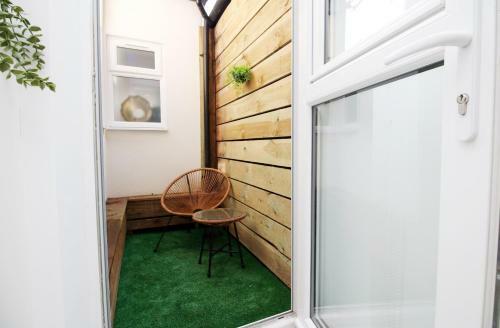 New 2022 Spacious 2 Bed Apartment - Private Courtyard - Underfloor Heating