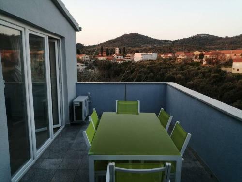 Sea View 1-bedroom Apartment Long Island