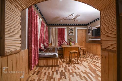 Albergue The Courtyard Bunks & Rooms