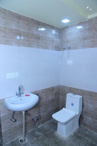 Villa Spacious 5bhk With Rooftop Party Room & Lawn View