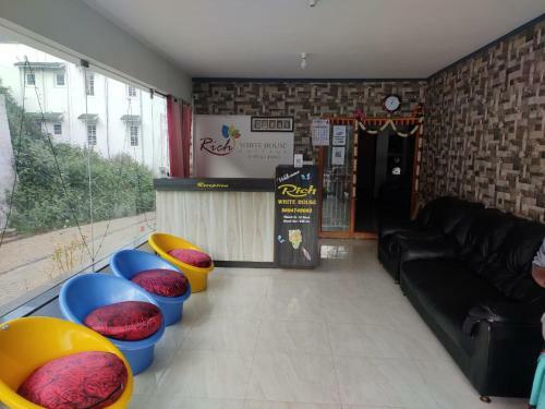 Hostal New Rich White House