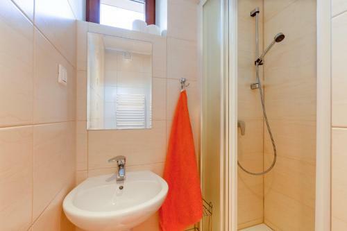 Dom Azalia