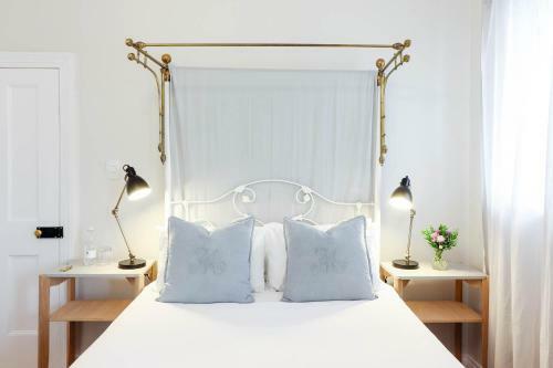 Hostal Whispering Oaks Guest House